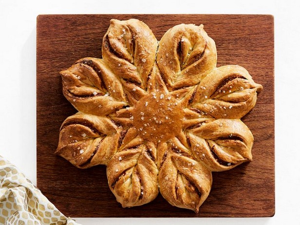 Пирог «Звезда» с чесноком и зеленью - «Праздничные рецепты»