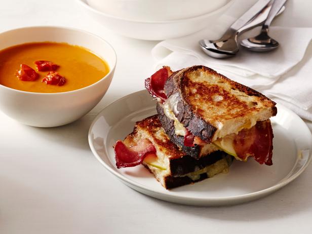 Крем-суп из запеченных томатов и бутерброд с сыром и беконом - «Первые блюда»
