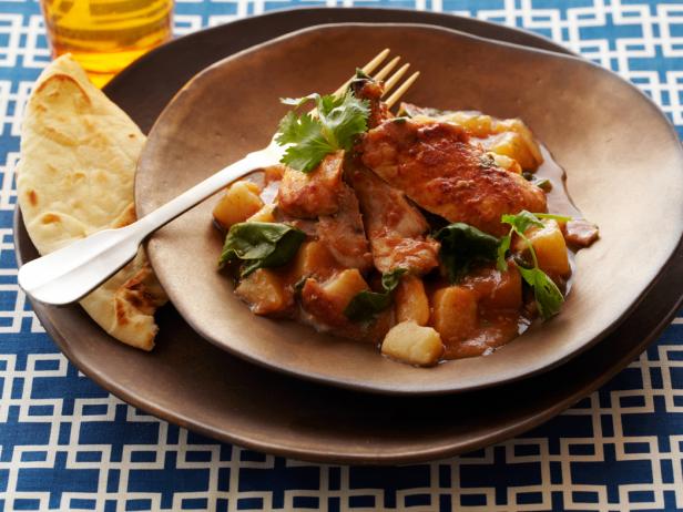 Курица в томатном соусе карри с картофелем и шпинатом - «Первые блюда»