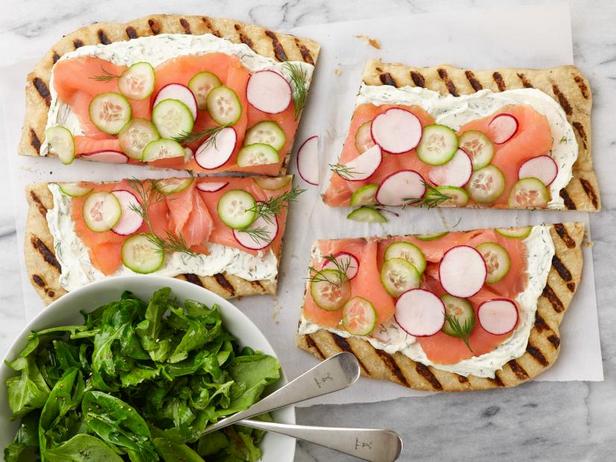 Пицца с копчёным лососем и салатной зеленью на гриле за 20 минут - «Быстрые рецепты»