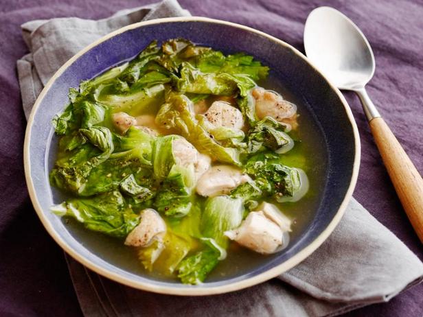 Простой куриный суп с эскариолем - «Быстрые рецепты»