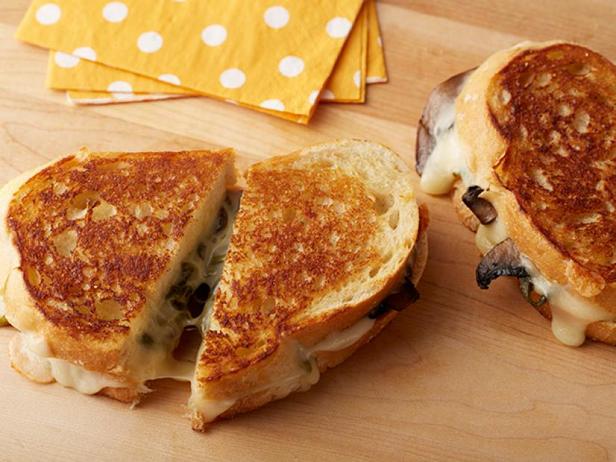 Горячий сэндвич с сыром, печёным перцем поблано и грибами - «Фаст-фуд»