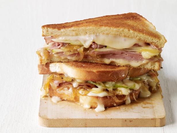 Горячий сэндвич с сыром таледжо и ветчиной - «Фаст-фуд»