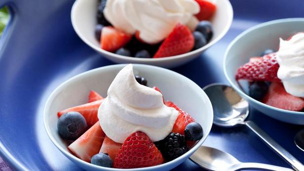 Бело-сине-красный фруктовый салат в чашах - «Быстрые рецепты»