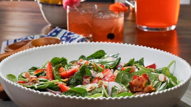 Салат со шпинатом, клубникой и беконом в тёплой винегретной заправке - «Все рецепты»