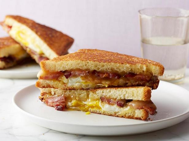 Горячий сэндвич с сыром, беконом, яйцом и кленовым сиропом - «Фаст-фуд»