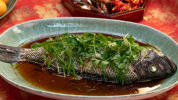 Рыба в пароварке с пряным соевым соусом и зелёным луком - «Праздничные рецепты»