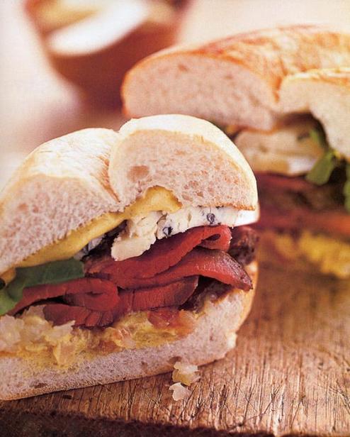 Сэндвичи со стейком, голубым сыром и печёным шалотом - «Фаст-фуд»
