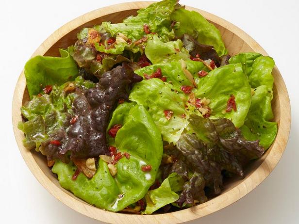 Зелёный салат в винегретной заправке с грецкими орехами - «Быстрые рецепты»