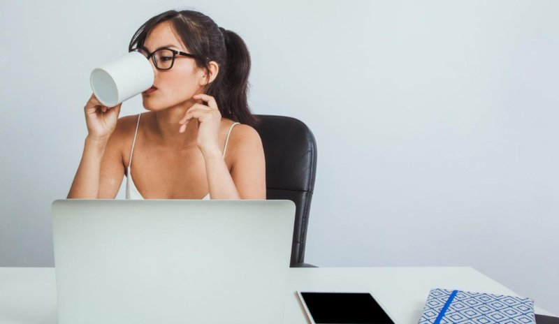 Что пить во время работы: напитки, которые помогут сохранить концентрацию без сахара и кофеина - «Кулинарные рецепты»